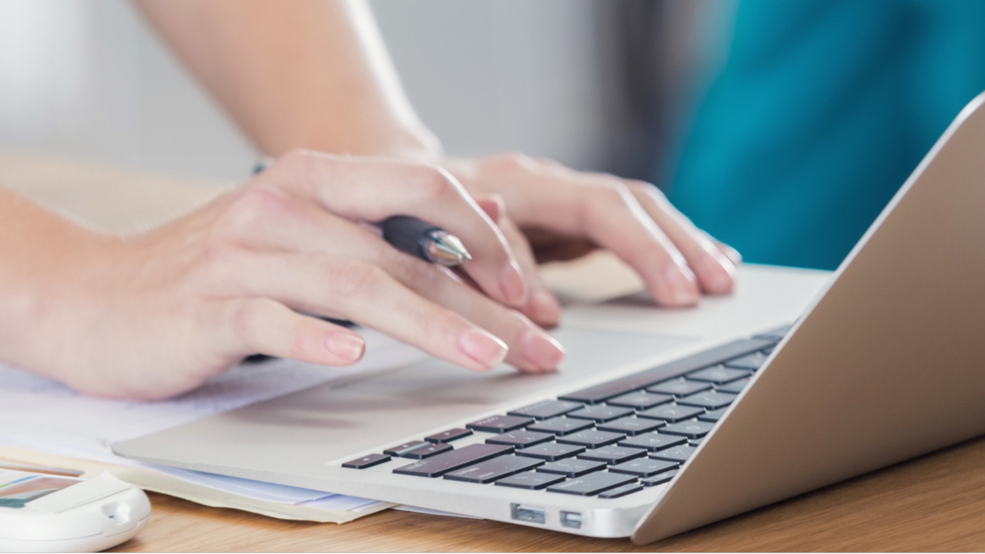 Hænder der arbejder på pc